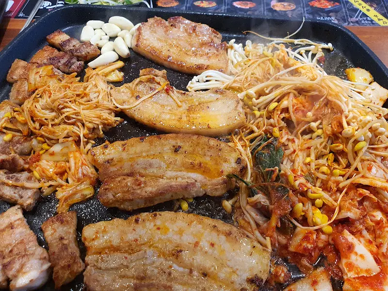 돈돈돈 불판 위 익어가는 삼겹살, 김치, 버섯