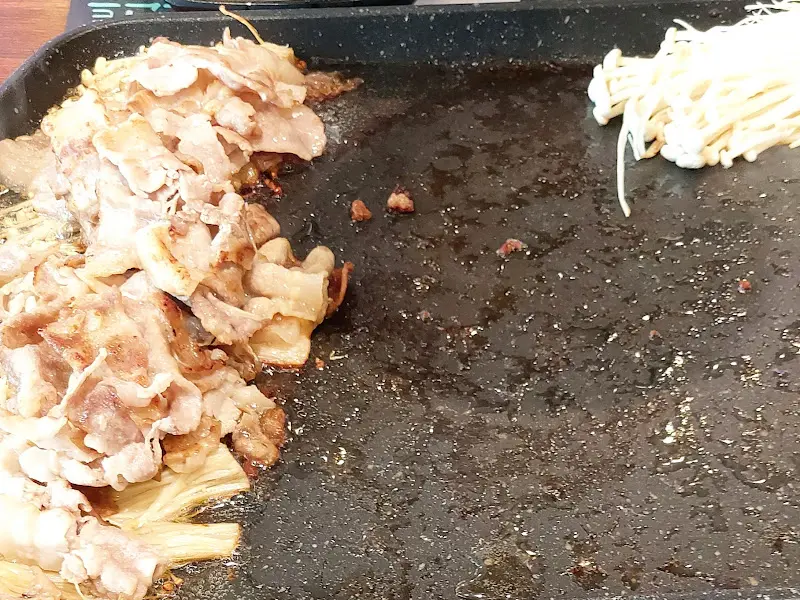 돈돈돈 불판 위 익어가는 대패 삼겹살