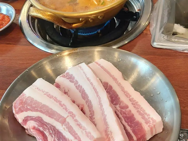 돈돈돈 뚝배기 김치찌개와 삼겹살