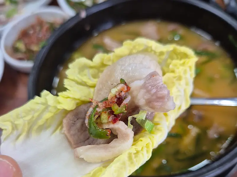 돼지국밥과 김치의 조합