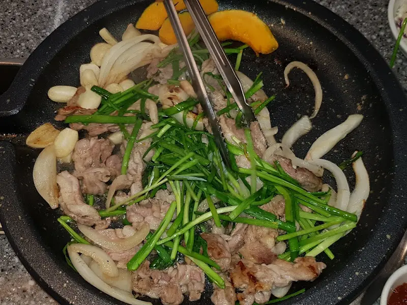 불판 위에서 익어가는 오리불고기