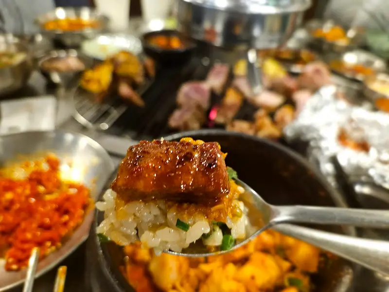 특밥 위에 고기 한 점