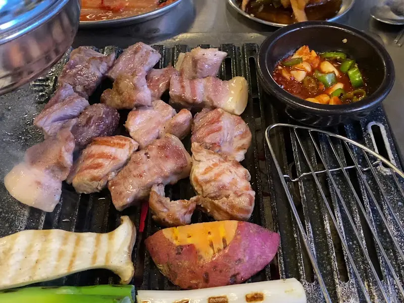 불판 위에서 맛있게 익어가는 고기들