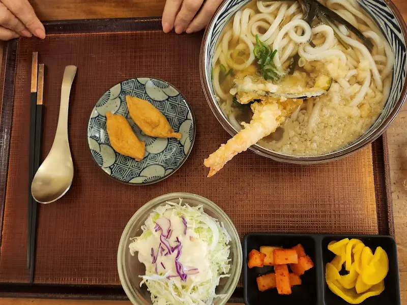 정갈하게 차려진 우동 정식 한 상차림