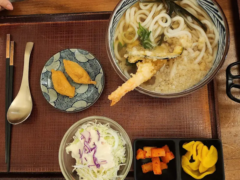 탱글탱글한 면발이 눈으로도 느껴지는 우동 한 그릇