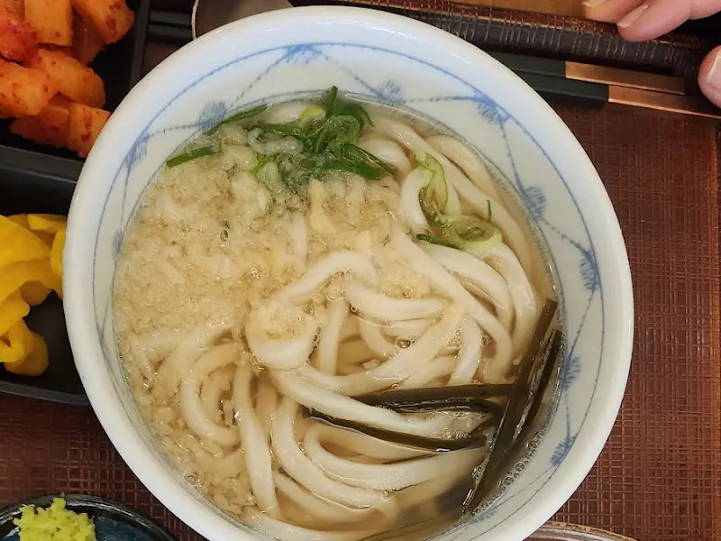 탱글한 면발과 시원한 국물이 조화로운 우동