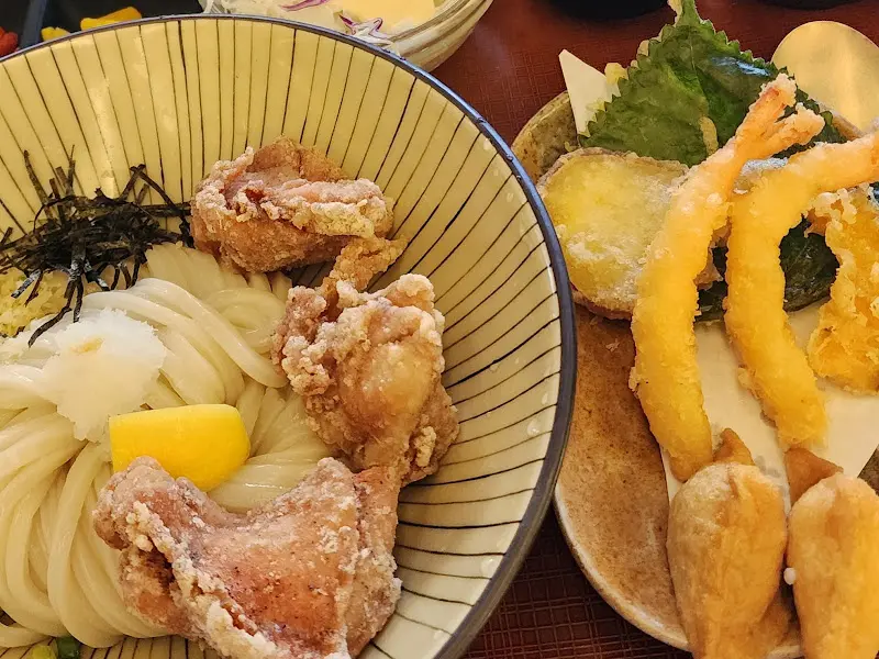 푸짐한 튀김과 함께 즐기는 우동 한 상