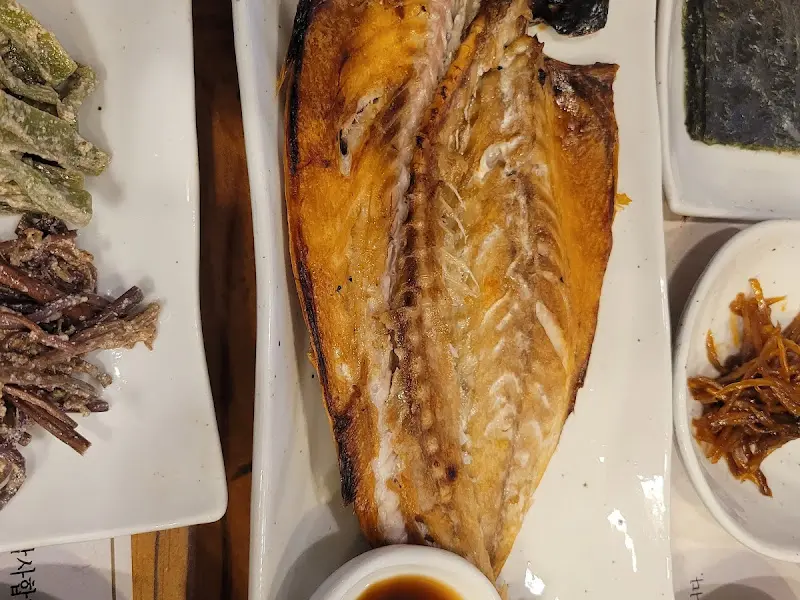 노릇하게 구워진 고등어구이