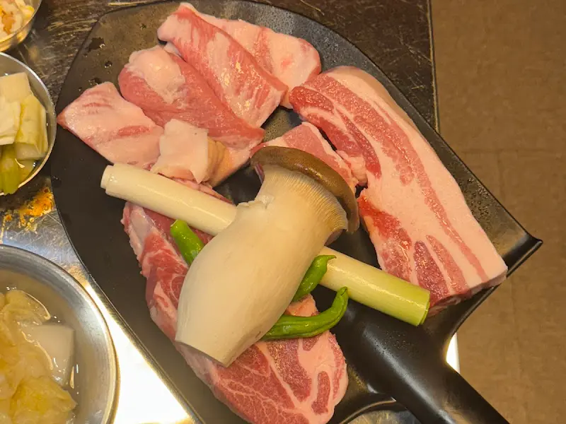 신선한 육백탄 숯불구이 한 상차림