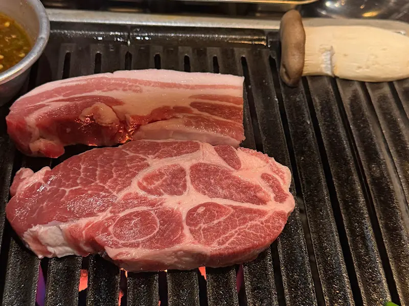 숯불 위에서 익어가는 돼지고기