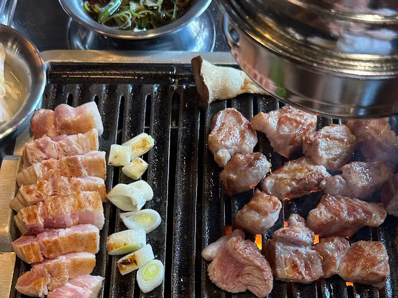 노릇하게 구워진 돼지고기