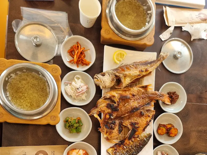 생선구이 솥밥 정식 한 상 차림