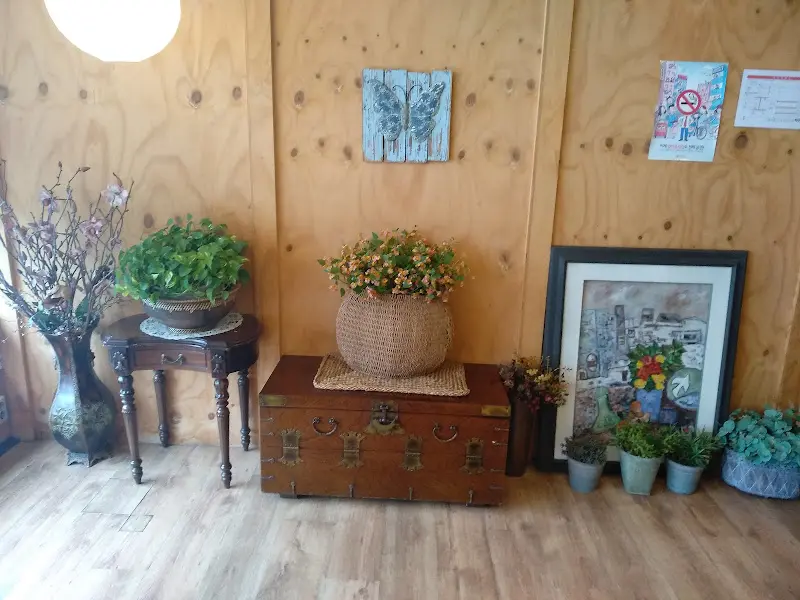 따뜻한 분위기의 식당 내부 인테리어