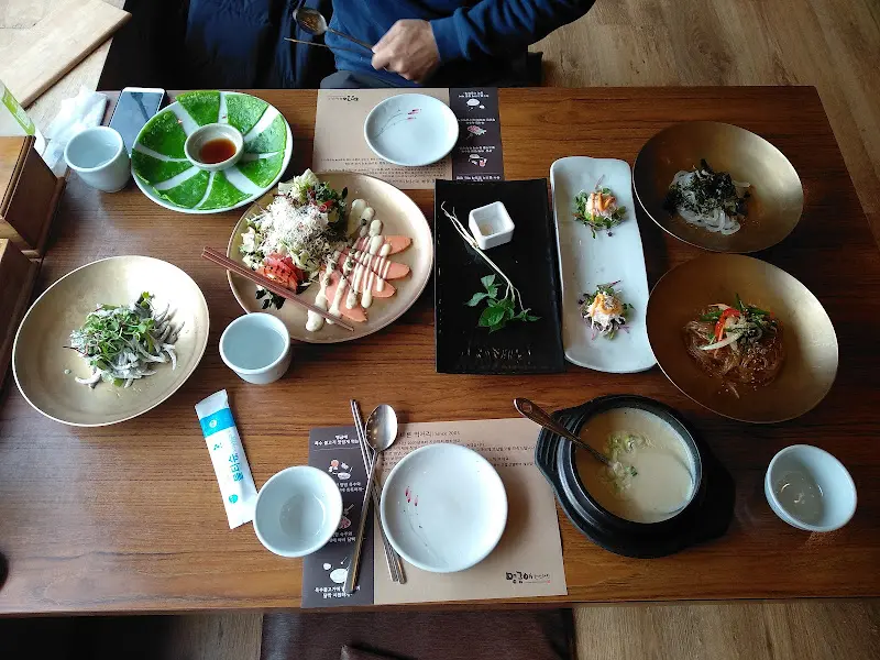 다채로운 반찬들이 정갈하게 담겨 나온 모습