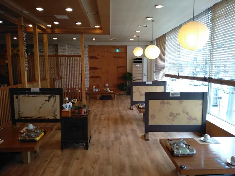 넓은 창밖으로 보이는 시원한 도로 뷰