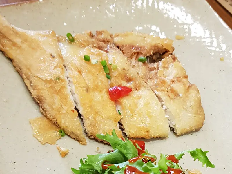 바삭하게 튀겨진 생선 튀김