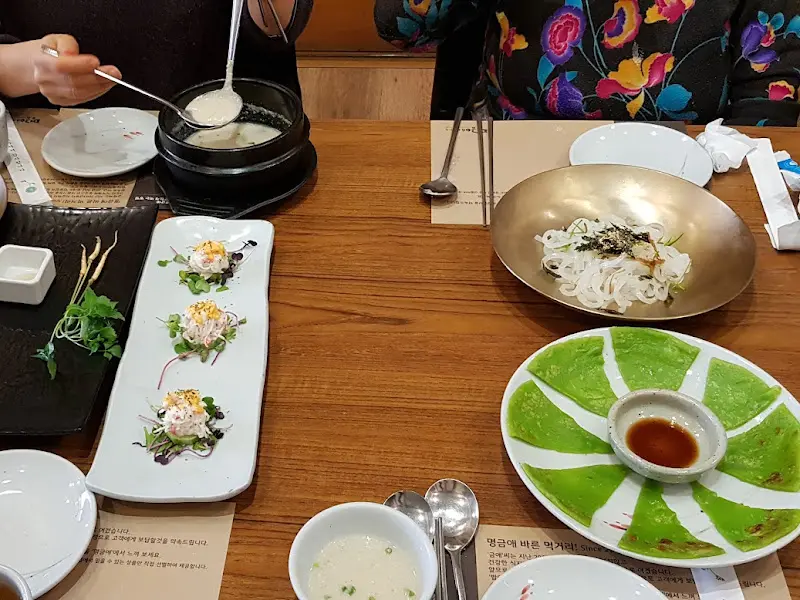 놋그릇에 담겨 나온 따뜻한 들깨 스프