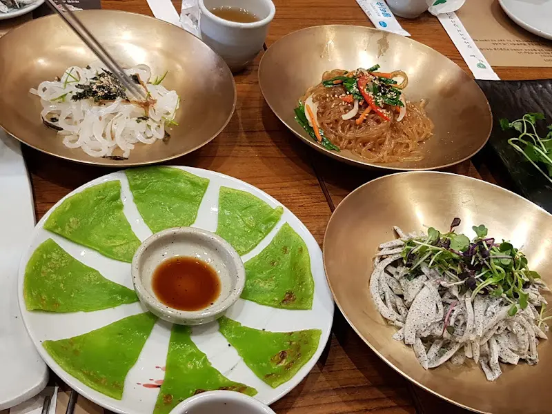 다양한 종류의 반찬들이 보기 좋게 담겨 나온 모습