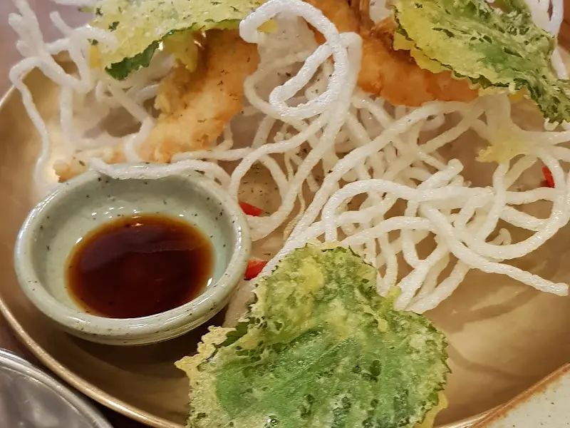 새우튀김과 잎채소 튀김의 독특한 비주얼