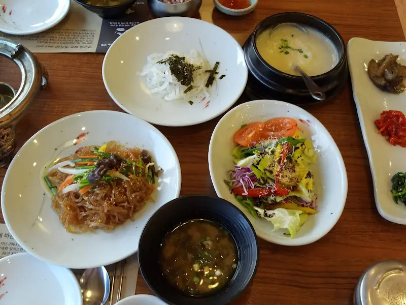 샐러드, 잡채, 들깨 스프 등 다양한 메뉴가 담긴 사진