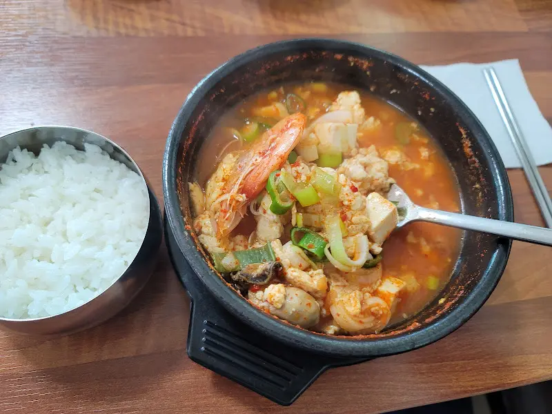 해물 치즈 순두부와 밥