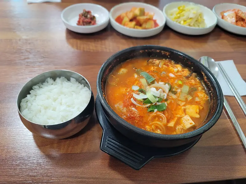 순두부찌개와 밥, 반찬