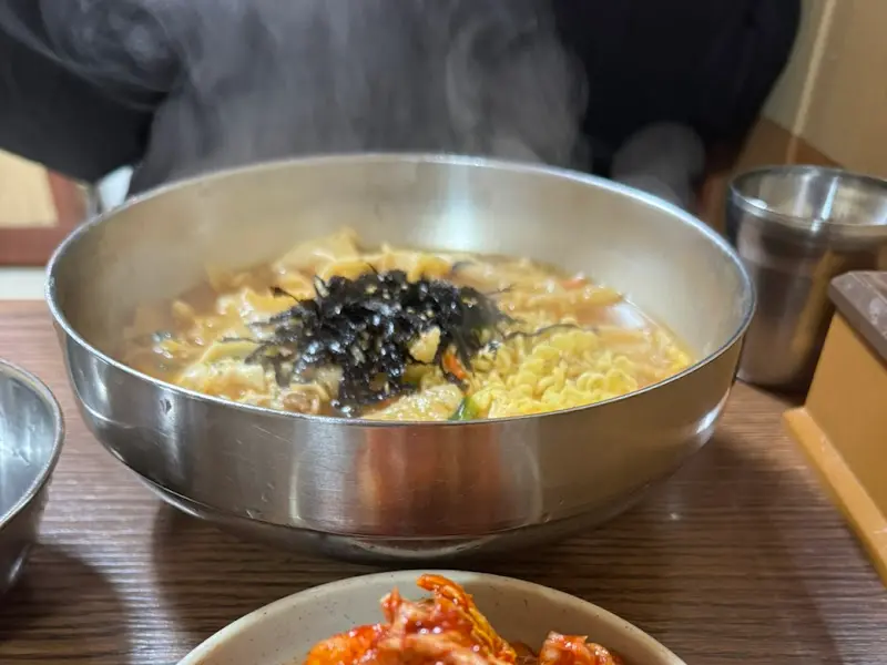 김이 모락모락 나는 라제비