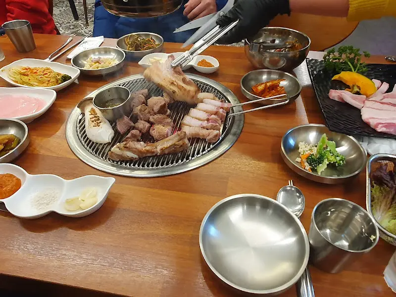 직원분이 직접 구워주는 흑돼지