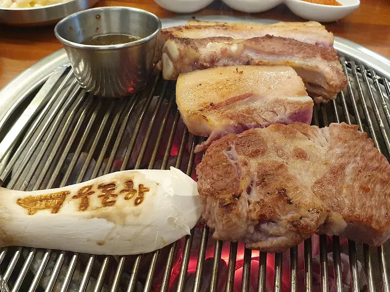 맛있게 구워진 흑돼지