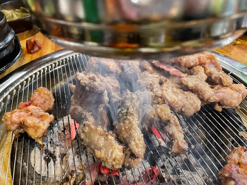 숯불에 구워지는 생갈비