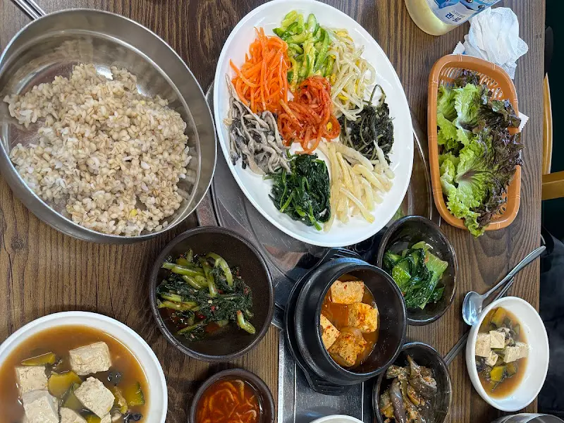 다채로운 반찬과 보리밥, 된장찌개가 차려진 한 상