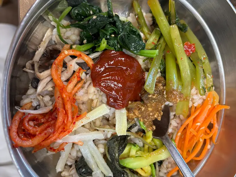 보리밥에 고추장을 넣고 비빈 모습