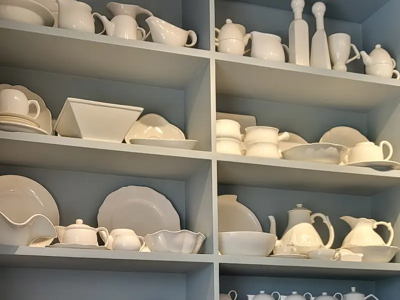 앤티크한 가구와 찻잔 세트