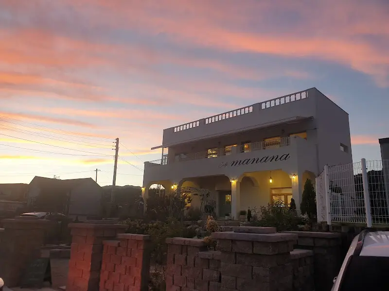 노을 아래 빛나는 카페 마나나