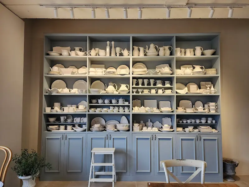 다양한 찻잔과 컵들이 진열된 모습