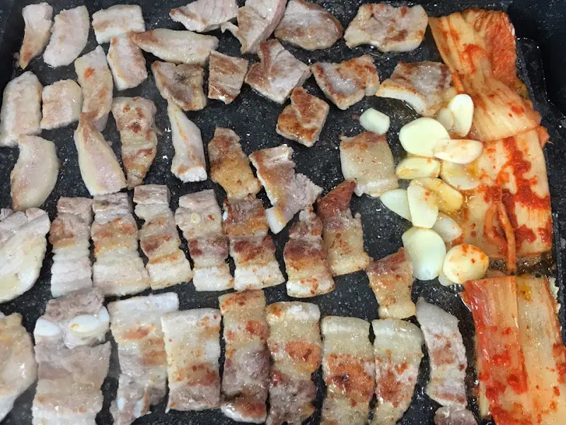 불판 위 삼겹살