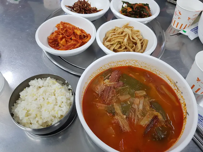 푸짐한 육개장 한 상 차림