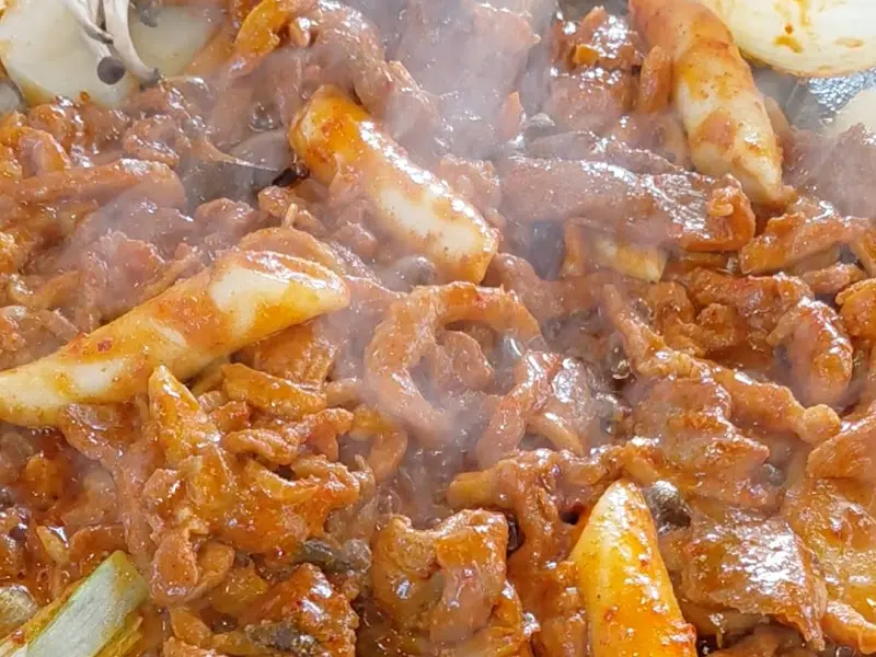 돌판 위에서 익어가는 오리고기와 떡