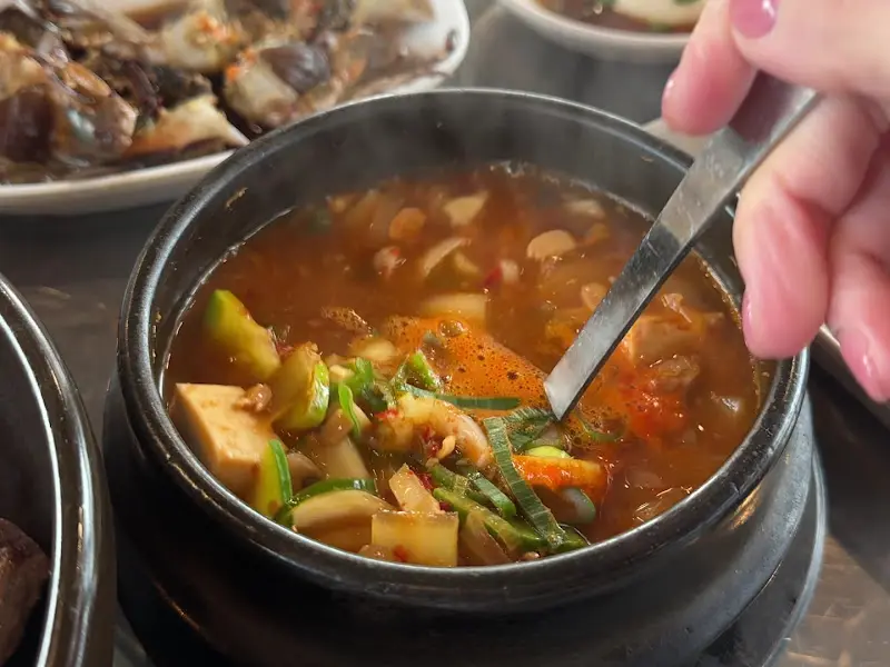 뚝배기에 담겨 보글보글 끓는 된장찌개