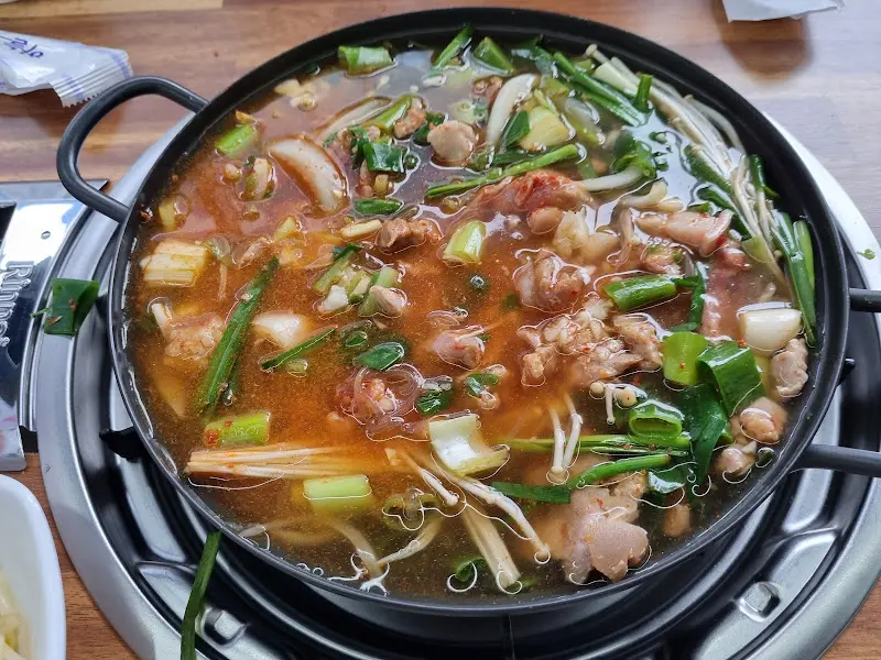 보글보글 끓고 있는 돼지찌개의 모습