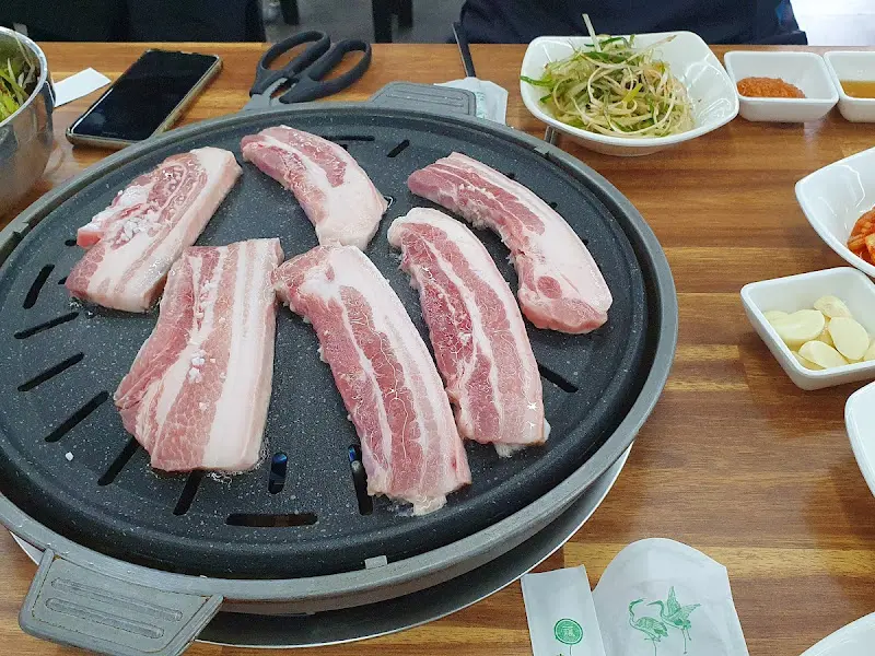 불판 위에 올려진 삼겹살