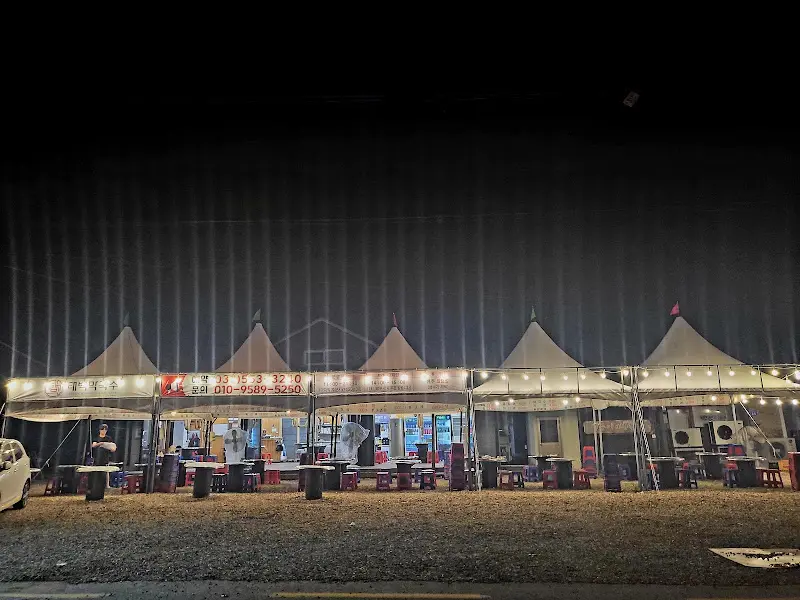 저녁 시간대의 알개오락실 외부 전경