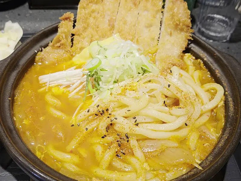 카츠 나베 우동의 먹음직스러운 비주얼