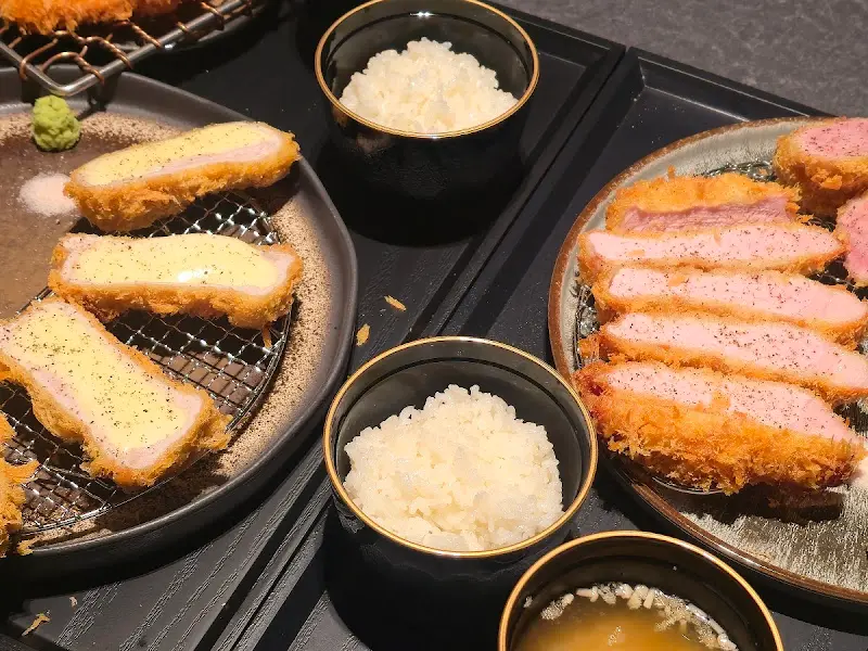 깔끔하게 차려진 돈카츠 한 상 차림