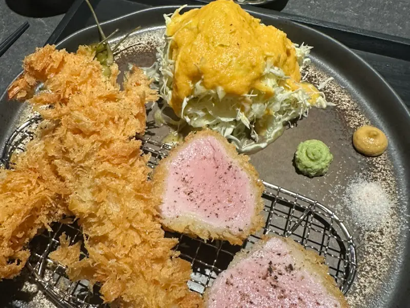 겉은 바삭하고 속은 촉촉한 돈카츠