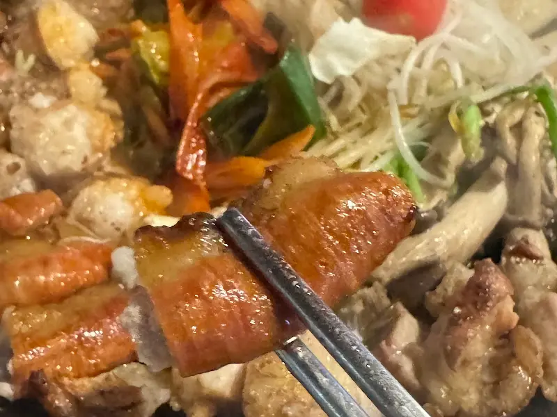 집게로 집은 곱창