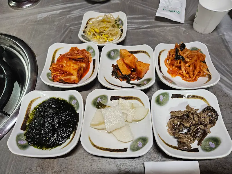 정갈하게 차려진 밑반찬