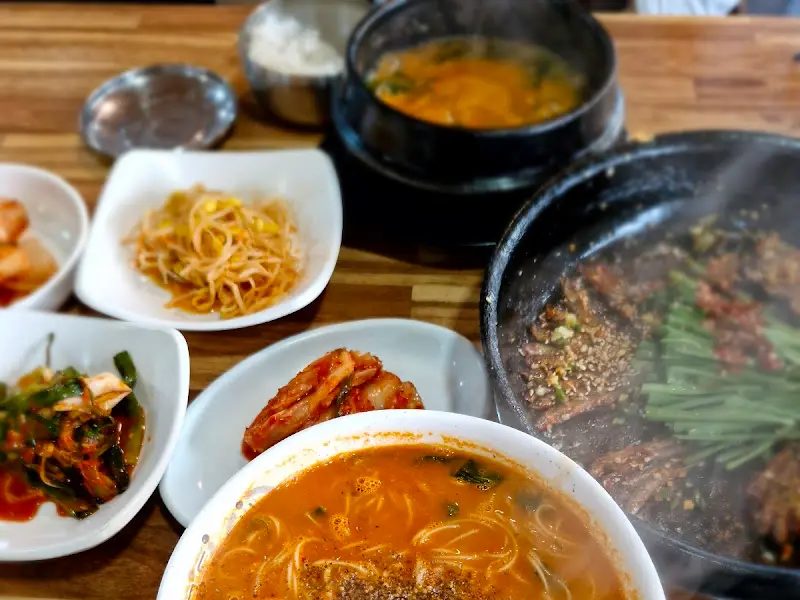 다양한 반찬과 메인 메뉴 사진