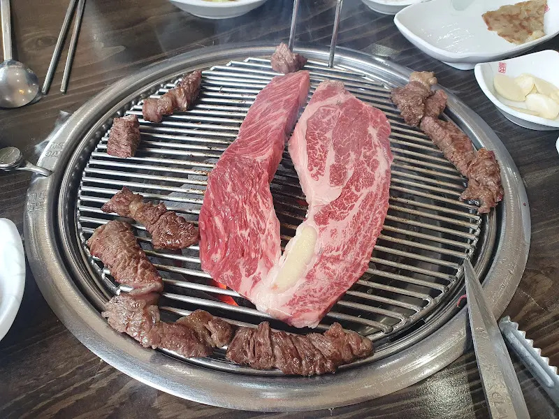 숯불 위 한우 구이