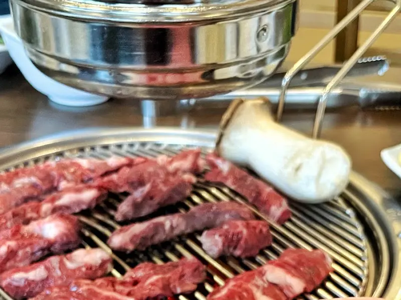 잘 익은 한우와 버섯